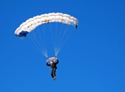 开云体育中国-赛道上的逆袭，索伯车队完胜法拉利，塞恩斯高光表现改写F1格局