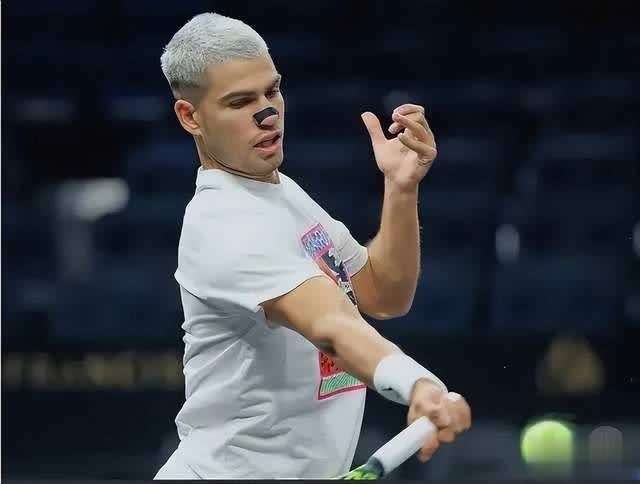 意大利网球队完胜法国网球队,费德勒统治全场的简单介绍 意大利网球队完胜法国网球队,费德勒统治全场的简单介绍