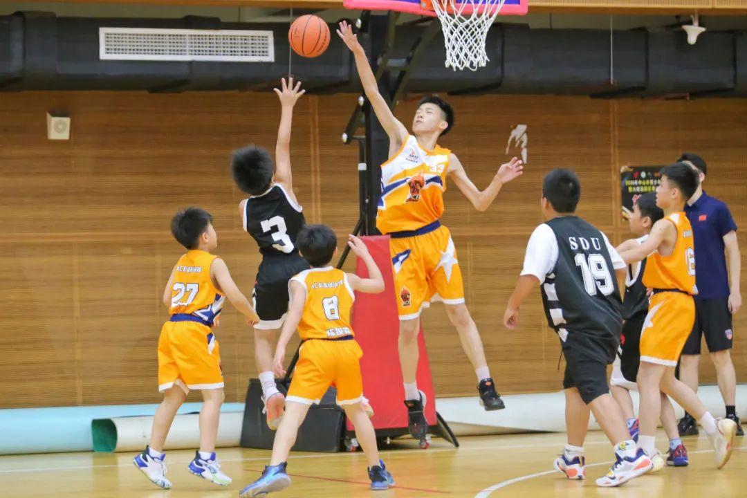 包含球员举办篮球夏令营，吸引众多青少年参与的词条