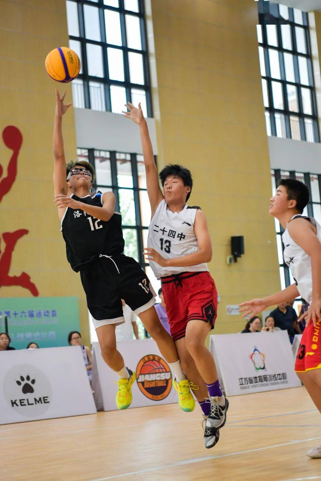 包含球员举办篮球夏令营，吸引众多青少年参与的词条