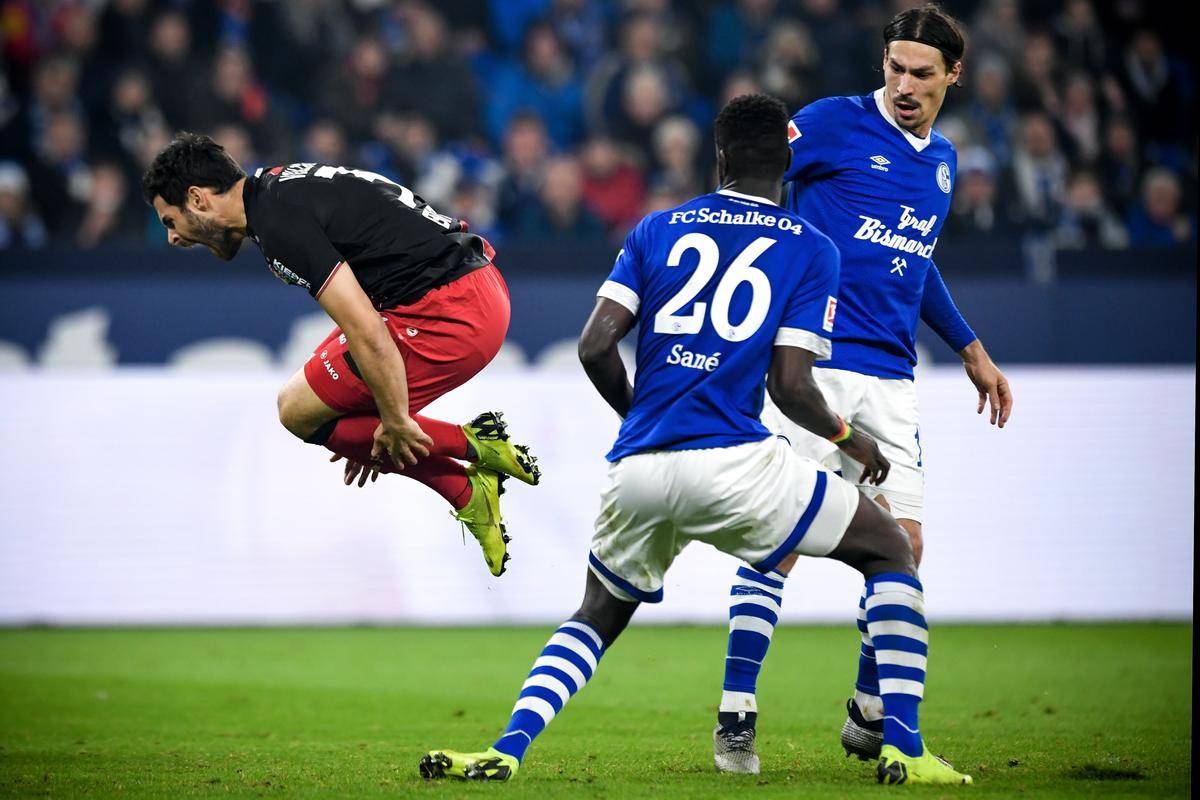 包含沙尔克04后卫连续场均两次破门，表现抢眼的词条