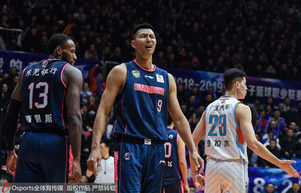 全明星之争:易建联与亚当斯的对决成焦点 全明星之争:易建联与亚当斯的对决成焦点