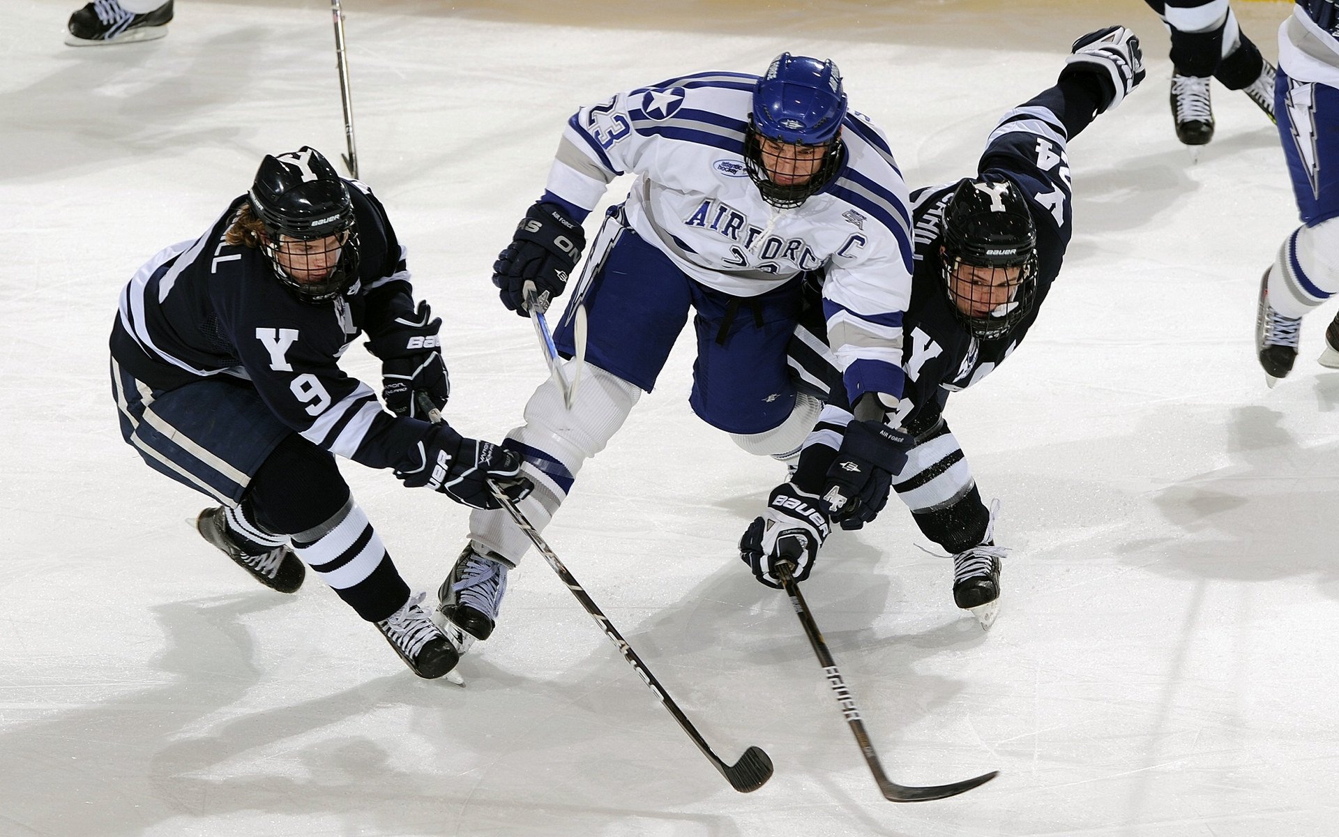 绿茵场上的险胜与乒乓桌前的纪录，体育之夜的冰火交响