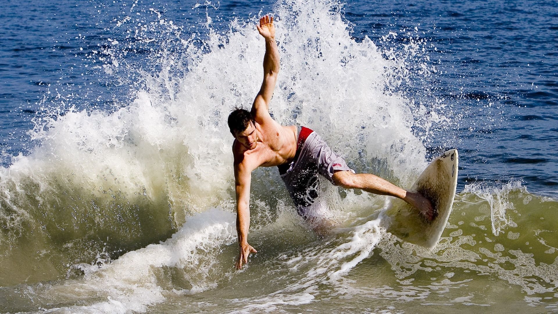 黄鸭组合点燃赛场,韩国队险胜印尼队背后的羽球精神
